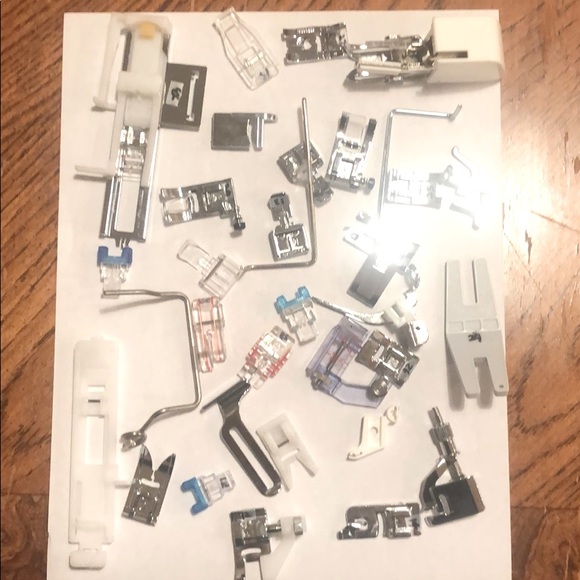 Huge set of universal sewing machine feet. - Picture 1 of 5